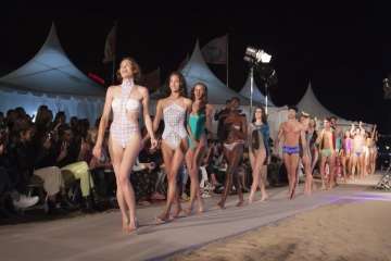 Summerlan se baña en Las Canteras (Foto José Manuel García)